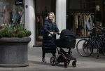 Amsterdam 30 maart 2022
Stephanie Klaver achter de kinderwagen in Amsterdam zuid