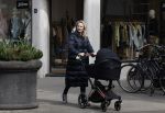 Amsterdam 30 maart 2022
Stephanie Klaver achter de kinderwagen in Amsterdam zuid