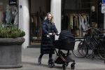 Amsterdam 30 maart 2022
Stephanie Klaver achter de kinderwagen in Amsterdam zuid