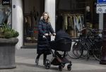 Amsterdam 30 maart 2022
Stephanie Klaver achter de kinderwagen in Amsterdam zuid