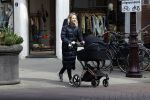 Amsterdam 30 maart 2022
Stephanie Klaver achter de kinderwagen in Amsterdam zuid