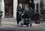 Amsterdam 30 maart 2022
Stephanie Klaver achter de kinderwagen in Amsterdam zuid