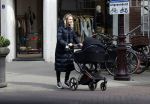 Amsterdam 30 maart 2022
Stephanie Klaver achter de kinderwagen in Amsterdam zuid
