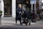 Amsterdam 30 maart 2022
Stephanie Klaver achter de kinderwagen in Amsterdam zuid