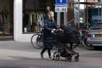 Amsterdam 30 maart 2022
Stephanie Klaver achter de kinderwagen in Amsterdam zuid