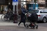 Amsterdam 30 maart 2022
Stephanie Klaver achter de kinderwagen in Amsterdam zuid