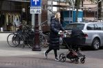 Amsterdam 30 maart 2022
Stephanie Klaver achter de kinderwagen in Amsterdam zuid