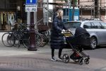 Amsterdam 30 maart 2022
Stephanie Klaver achter de kinderwagen in Amsterdam zuid