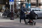 Amsterdam 30 maart 2022
Stephanie Klaver achter de kinderwagen in Amsterdam zuid