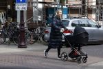 Amsterdam 30 maart 2022
Stephanie Klaver achter de kinderwagen in Amsterdam zuid