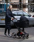 Amsterdam 30 maart 2022
Stephanie Klaver achter de kinderwagen in Amsterdam zuid