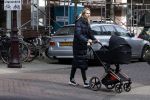 Amsterdam 30 maart 2022
Stephanie Klaver achter de kinderwagen in Amsterdam zuid