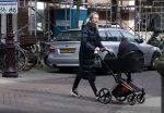 Amsterdam 30 maart 2022
Stephanie Klaver achter de kinderwagen in Amsterdam zuid