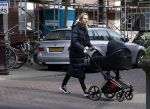 Amsterdam 30 maart 2022
Stephanie Klaver achter de kinderwagen in Amsterdam zuid
