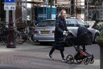 Amsterdam 30 maart 2022
Stephanie Klaver achter de kinderwagen in Amsterdam zuid