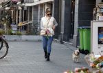 Amsterdam 15 maart 2022
Stephanie Tency met haar hondje in Amsterdam zuid.