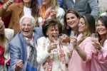 Nuland 13 juni 2022
Presentatie Toos wijn vernoemd naar Toos v d Valk . Bijna de hele familie is aan wezig in de tuin van het familie huis.