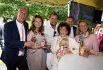Nuland 13 juni 2022
Presentatie Toos wijn vernoemd naar Toos v d Valk . Bijna de hele familie is aan wezig in de tuin van het familie huis.
