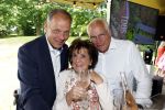 Nuland 13 juni 2022
Presentatie Toos wijn vernoemd naar Toos v d Valk . Bijna de hele familie is aan wezig in de tuin van het familie huis.