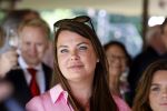Nuland 13 juni 2022
Presentatie Toos wijn vernoemd naar Toos v d Valk . Bijna de hele familie is aan wezig in de tuin van het familie huis. kleindochter