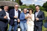 Nuland 13 juni 2022
Presentatie Toos wijn vernoemd naar Toos v d Valk . Bijna de hele familie is aan wezig in de tuin van het familie huis. Toos v d Valk met zoons