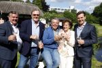 Nuland 13 juni 2022
Presentatie Toos wijn vernoemd naar Toos v d Valk . Bijna de hele familie is aan wezig in de tuin van het familie huis. Toos v d Valk met zoons