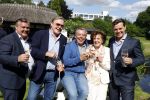 Nuland 13 juni 2022
Presentatie Toos wijn vernoemd naar Toos v d Valk . Bijna de hele familie is aan wezig in de tuin van het familie huis. Toos v d Valk met zoons