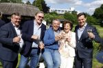 Nuland 13 juni 2022
Presentatie Toos wijn vernoemd naar Toos v d Valk . Bijna de hele familie is aan wezig in de tuin van het familie huis. Toos v d Valk met zoons
