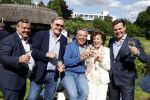 Nuland 13 juni 2022
Presentatie Toos wijn vernoemd naar Toos v d Valk . Bijna de hele familie is aan wezig in de tuin van het familie huis. Toos v d Valk met zoons