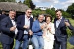 Nuland 13 juni 2022
Presentatie Toos wijn vernoemd naar Toos v d Valk . Bijna de hele familie is aan wezig in de tuin van het familie huis. Toos v d Valk met zoons