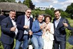 Nuland 13 juni 2022
Presentatie Toos wijn vernoemd naar Toos v d Valk . Bijna de hele familie is aan wezig in de tuin van het familie huis. Toos v d Valk met zoons