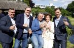 Nuland 13 juni 2022
Presentatie Toos wijn vernoemd naar Toos v d Valk . Bijna de hele familie is aan wezig in de tuin van het familie huis. Toos v d Valk met zoons