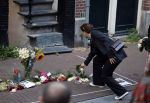 Amsterdam 6 juli 2022
Precies 1 jaar geleden werd op deze plek Peter R de Vries neergeschoten. De redaktie en presentatoren van RTL Boulevard leggen een witte roos neer . OA aanwezig Georgette Schlick Peter v d Vorst Sven Sauve Marieke Elsinga Vivienne v d Assem Aran Bade Jeroen Kijk in de Vegte Arno Kantelberg Eveline Stallaart Clarice Stenger Leon de Ruyter Dries Roelvink en Tim Oliehoek .