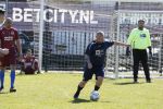Utrecht 27 maart 2022
Bij voetbalclub DHSC in Utrecht wordt een dag georganiseerd waar geld opgehaald wordt voor Ukraine. Wesley Sneijder Mart Hoogkamer Evgeniy Levchenko Djarno Hofland Juvat Westendorp Koen Weijland Noa Zeeuw Glenn Helder ea spelen oa mee.