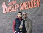 Utrecht 27 maart 2022
Bij voetbalclub DHSC in Utrecht wordt een dag georganiseerd waar geld opgehaald wordt voor Ukraine. Wesley Sneijder Mart Hoogkamer Evgeniy Levchenko Djarno Hofland Juvat Westendorp Koen Weijland Noa Zeeuw Glenn Helder ea spelen oa mee.