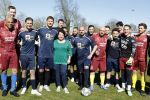 Utrecht 27 maart 2022
Bij voetbalclub DHSC in Utrecht wordt een dag georganiseerd waar geld opgehaald wordt voor Ukraine. Wesley Sneijder Mart Hoogkamer Evgeniy Levchenko Djarno Hofland Juvat Westendorp Koen Weijland Noa Zeeuw Glenn Helder ea spelen oa mee.