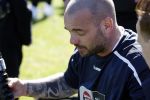 Utrecht 27 maart 2022
Bij voetbalclub DHSC in Utrecht wordt een dag georganiseerd waar geld opgehaald wordt voor Ukraine. Wesley Sneijder Mart Hoogkamer Evgeniy Levchenko Djarno Hofland Juvat Westendorp Koen Weijland Noa Zeeuw Glenn Helder ea spelen oa mee.