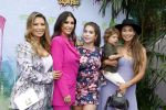 Amsterdam 3 juli 2022
Premiere de Grote slijmfilm in pathe Arena .
Yolanthe Cabau v Kasbergen kwam met haar zoontje Xess Xava en Jessey Sneijder. Ook haar zussen Rebecca Cabau v Kasbergen en Selly zijn aanwezig