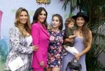 Amsterdam 3 juli 2022
Premiere de Grote slijmfilm in pathe Arena .
Yolanthe Cabau v Kasbergen kwam met haar zoontje Xess Xava en Jessey Sneijder. Ook haar zussen Rebecca Cabau v Kasbergen en Selly zijn aanwezig