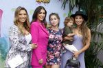 Amsterdam 3 juli 2022
Premiere de Grote slijmfilm in pathe Arena .
Yolanthe Cabau v Kasbergen kwam met haar zoontje Xess Xava en Jessey Sneijder. Ook haar zussen Rebecca Cabau v Kasbergen en Selly zijn aanwezig