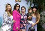 Amsterdam 3 juli 2022
Premiere de Grote slijmfilm in pathe Arena .
Yolanthe Cabau v Kasbergen kwam met haar zoontje Xess Xava en Jessey Sneijder. Ook haar zussen Rebecca Cabau v Kasbergen en Selly zijn aanwezig