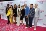 Amsterdam 25 juni 2022
Premiere zwanger en Co in Tuschinski . Cast  V.l.n.r. Manuel Broekman, Bo Maerten, Lieke van Lexmond, Maaike Martens, Carolina Dijkhuizen, Thom Hoffman en Johan Nijenhuis
