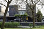 Almere 5 juni 2023
Bij Ali B in de straat zijn 2 auto's in de brand gestoken . De Politie komt een kijkje nemen.
Ali B zijn Bentley staat voor zijn huis.