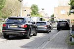 Almere 5 juni 2023
Bij Ali B in de straat zijn 2 auto's in de brand gestoken . De Politie komt een kijkje nemen.
Ali B zijn Bentley staat voor zijn huis.