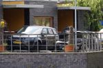 Almere 5 juni 2023
Bij Ali B in de straat zijn 2 auto's in de brand gestoken . De Politie komt een kijkje nemen.
Ali B zijn Bentley staat voor zijn huis.