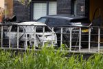 Almere 5 juni 2023
Bij Ali B in de straat zijn 2 auto's in de brand gestoken . De Politie komt een kijkje nemen.
Ali B zijn Bentley staat voor zijn huis.