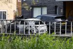 Almere 5 juni 2023
Bij Ali B in de straat zijn 2 auto's in de brand gestoken . De Politie komt een kijkje nemen.
Ali B zijn Bentley staat voor zijn huis.