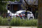 Almere 5 juni 2023
Bij Ali B in de straat zijn 2 auto's in de brand gestoken . De Politie komt een kijkje nemen.
Ali B zijn Bentley staat voor zijn huis.