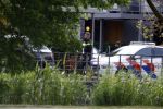 Almere 5 juni 2023
Bij Ali B in de straat zijn 2 auto's in de brand gestoken . De Politie komt een kijkje nemen.
Ali B zijn Bentley staat voor zijn huis.