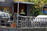 Almere 5 juni 2023
Bij Ali B in de straat zijn 2 auto's in de brand gestoken . De Politie komt een kijkje nemen.
Ali B zijn Bentley staat voor zijn huis.